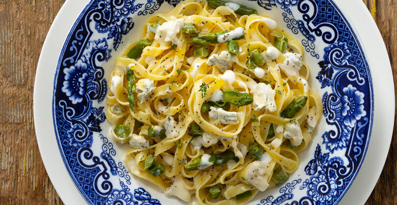 Tagliatelle med söt gorgonzola sub, sparris, vallmofrön och örter
