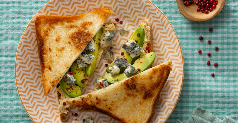 Toast med avokado, hummus, spicy gorgonzola sub och rosépeppar